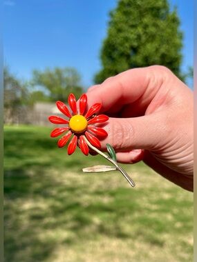 Vintage Red Daisy Brooch Painted Metal Retro GUC